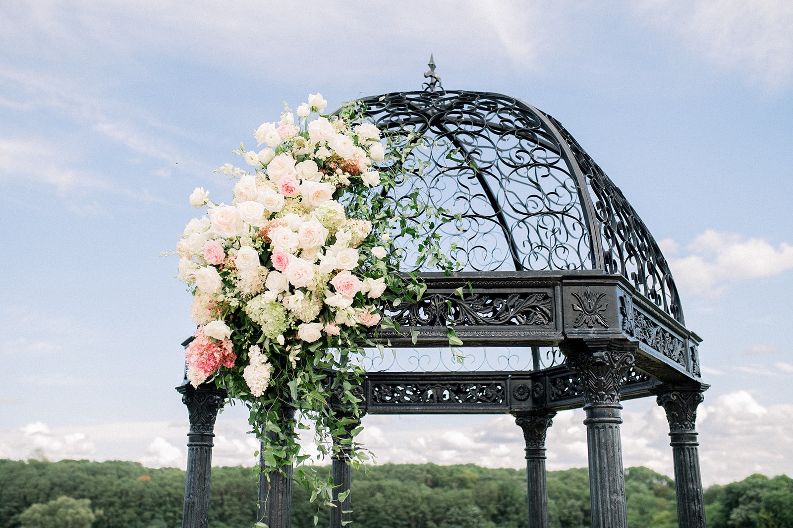 Elegant wedding reception with tall floral centerpieces — Bavaria Downs