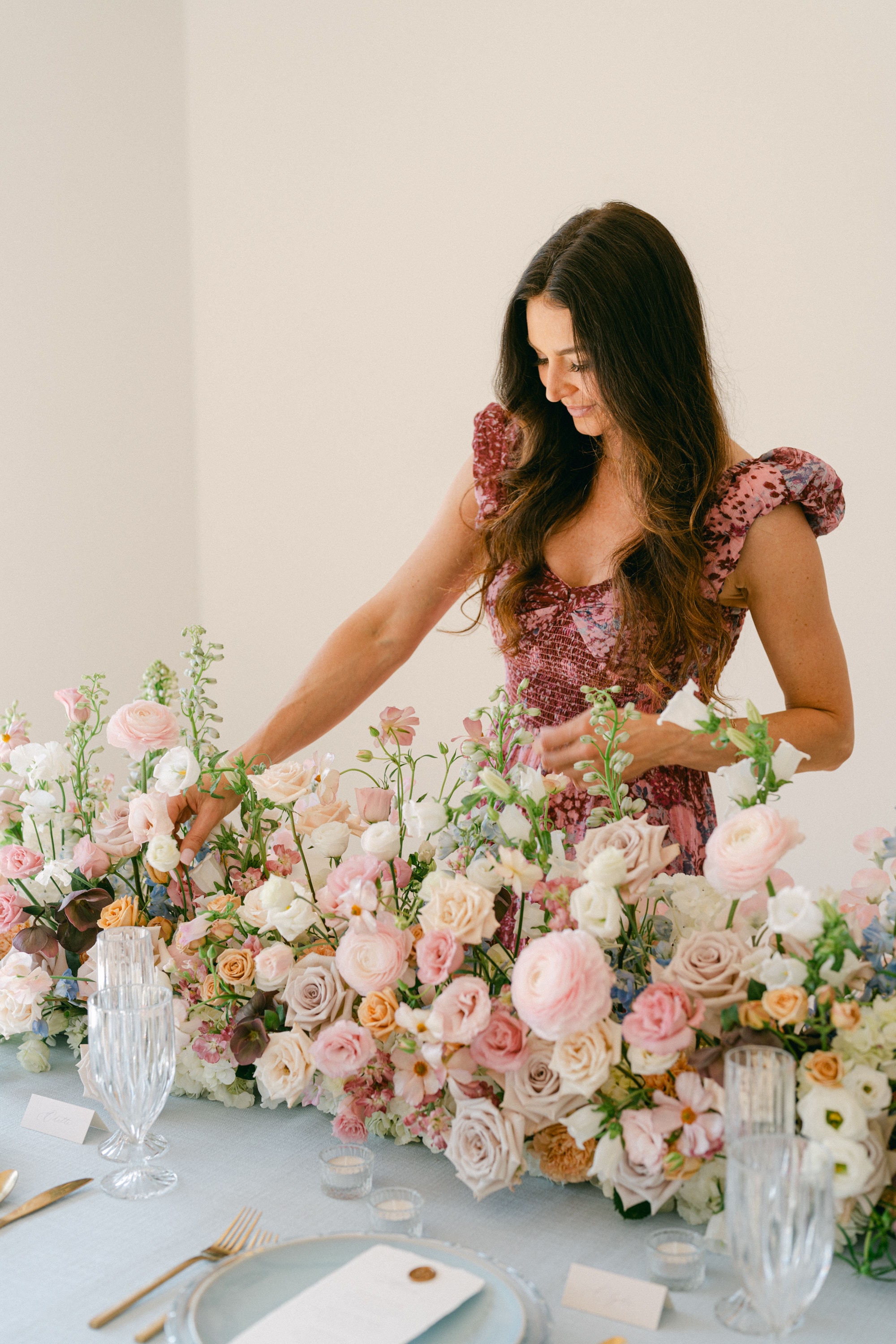Woman in floral dress holding spring bouquet — Pristine Floral Spring Shoot