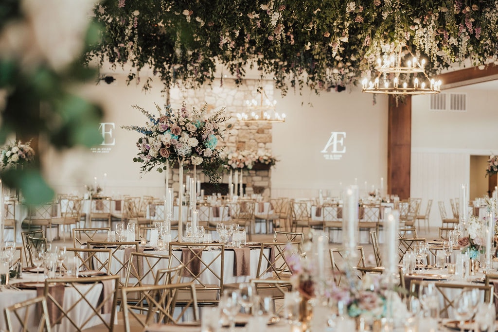Elegant wedding reception with hanging florals — Equestria West